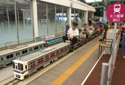 屋外にあるミニ電車