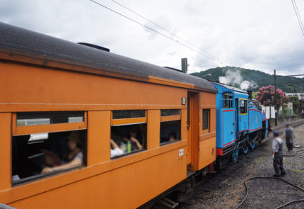 乗車するトーマスは正面から撮影できず