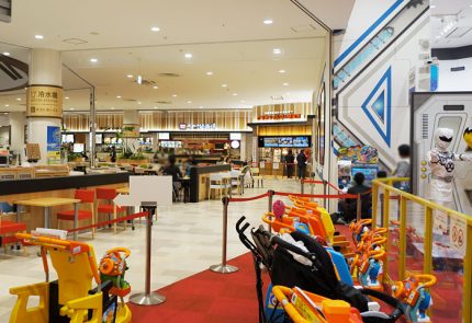 イオンモールのFAMILY MALL（ファミリーモール）3階のフードコートに隣接