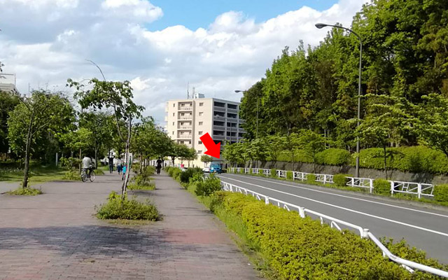 そのまま、道なりに真っすぐ進んでいくと、前方に「土屋鞄　南大沢店」が見えてきます！