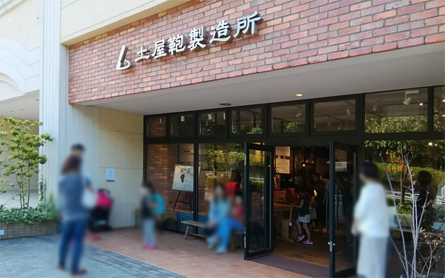 左側の建物の1階に店舗はあります。さすがにお客さんが多い為か、警備員さんが何人もいました。