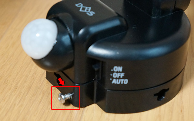 説明書の手順には書かれていないのですが、側面のネジを外して、底の蓋を外すことで電池が入れられます。