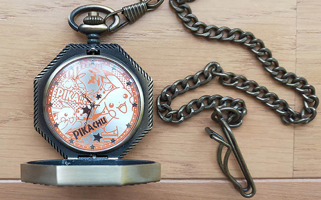 こちらが、ポケモンの懐中時計です。ポケットモンスター サン＆ムーンのもので、ピカチュウとミミッキュの2種類のバージョンがあるようです。