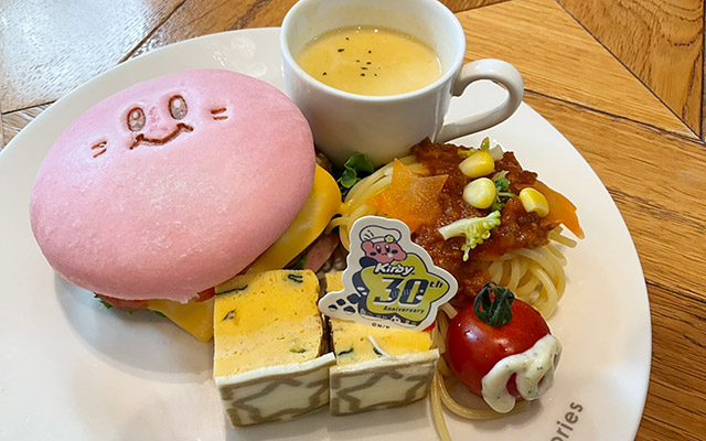 こちらは「カービィバーガー&ミートパスタ 温野菜のせ（30周年おめでとうバージョン）　お皿付き　2,948円」