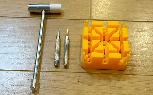 ハンマーとピン抜き棒(0.8mmと0.9mm)、バンド固定台が付属しています。 ハンマーとピン抜き棒(0.8mmと0.9mm)、バンド固定台が付属しています。