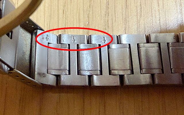 矢印の方向にピンを外していきます。 矢印の方向にピンを外していきます。