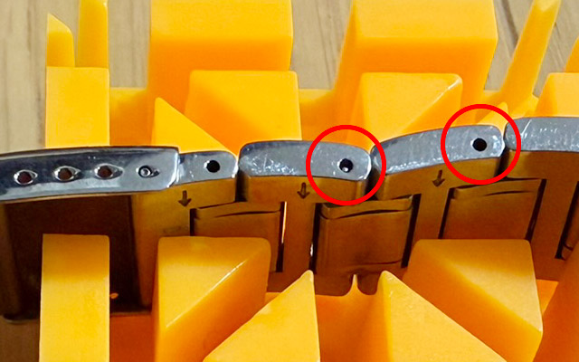 ピンの穴にピン抜きを合わせて、ハンマーのプラスチックのついていない方で叩きます。 ピンの穴にピン抜きを合わせて、ハンマーのプラスチックのついていない方で叩きます。