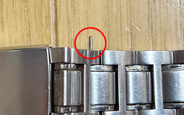 すると、ピンが飛び出してきます。 すると、ピンが飛び出してきます。