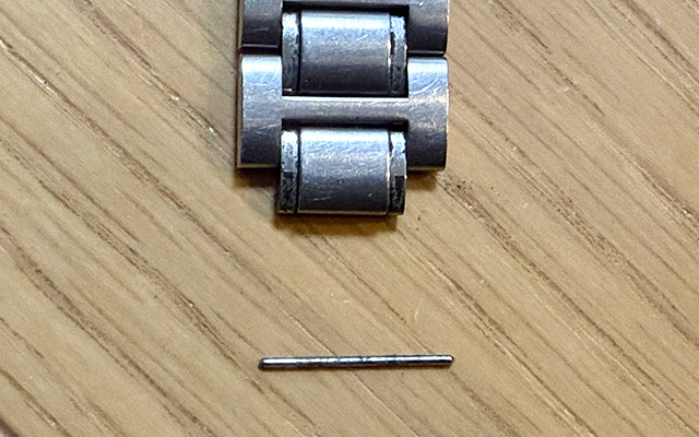 すると、ピンが抜けてベルトが外れます。 すると、ピンが抜けてベルトが外れます。