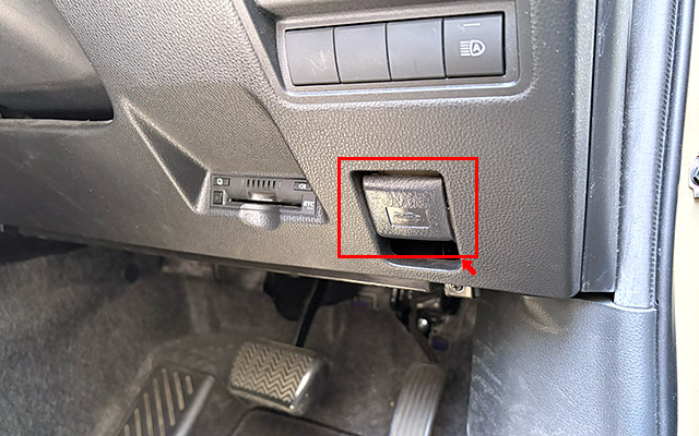 ボンネットのレバーは、ヤリスクロスの場合、運転席側の赤枠の部分