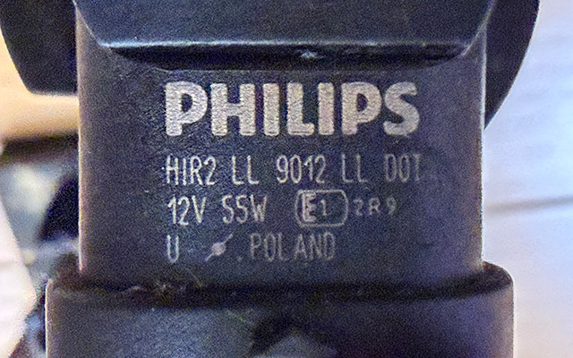 ヤリスクロスで使われているハロゲンヘッドランプは、バルブタイプ「HIR2」で、「 PHILIPS 9012 」