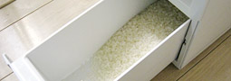 ディノスの無洗米も計量できるスリム米びつで簡単計量